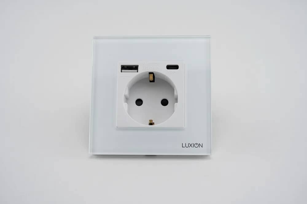 Luxion Single Socket + USB-A + USB-C with Glass Frame – White — image 4