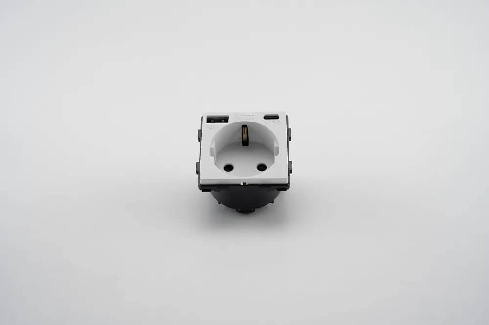 Luxion Single Socket Module with USB-A + USB-C – White — image 5